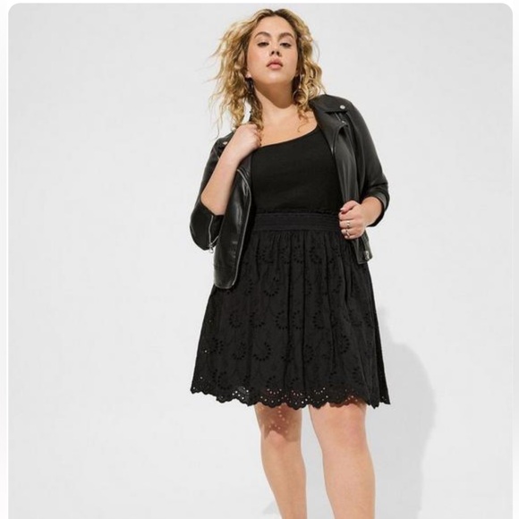 ** SOLD ** Torrid Mini Embroidered Cotton Smocked Riffle Skirt - Picture 2 of 6